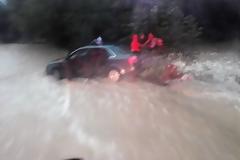 Η επιχείρηση διάσωσης Ρουμάνων τουριστών στο Καραβοστάσι Θεσπρωτίας [photos]