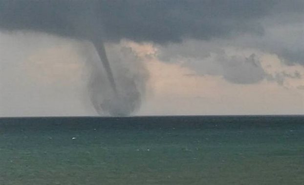 Σπάνιο φαινόμενο με ανεμοστρόβιλο «σάρωσε» τον Λαγανά - Φωτογραφία 1