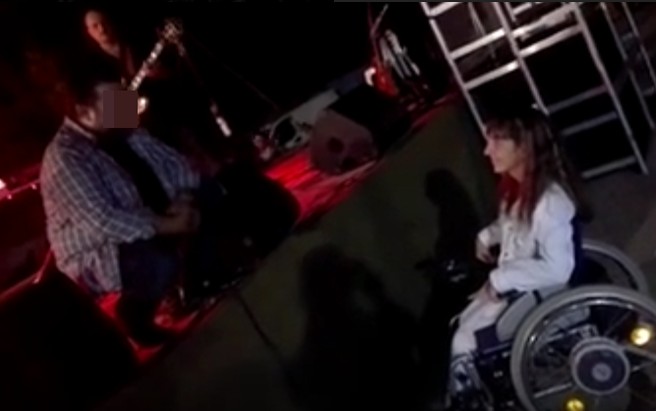 Συγκινητικό βίντεο: «Λυγίζει» γνωστός τραγουδιστής μπροστά σε ένα κορίτσι με ειδικές ιδιαιτερότητες - Φωτογραφία 1
