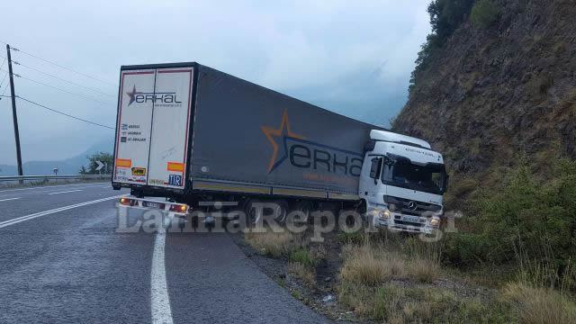 Φθιώτιδα: Δίπλωσε νταλίκα στον Μπράλο [photos] - Φωτογραφία 1