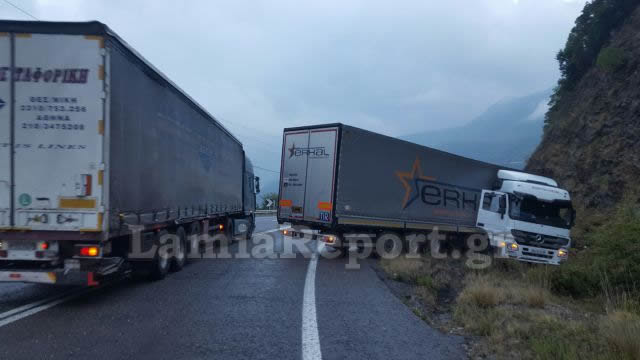 Φθιώτιδα: Δίπλωσε νταλίκα στον Μπράλο [photos] - Φωτογραφία 4