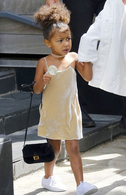 Θα πάθετε πλάκα! Eίναι μόνο τριών ετών, κόρη celebrity και κρατάει πανάκριβη τσάντα! - Φωτογραφία 2
