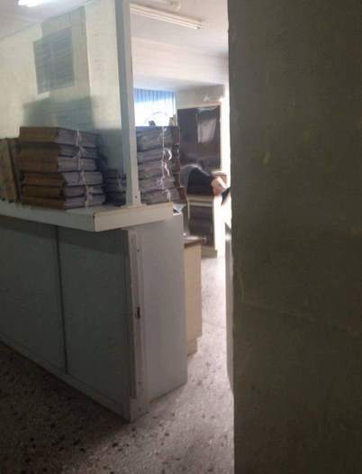 ΚΑΙ ΟΜΩΣ... Ο θεούλης Ξάπλωσε πάνω στο γραφείο και ΚΟΙΜΗΘΗΚΕ - Απίστευτη εικόνα από ΕΦΟΡΙΑ στη Θεσσαλονίκη - Φωτογραφία 2