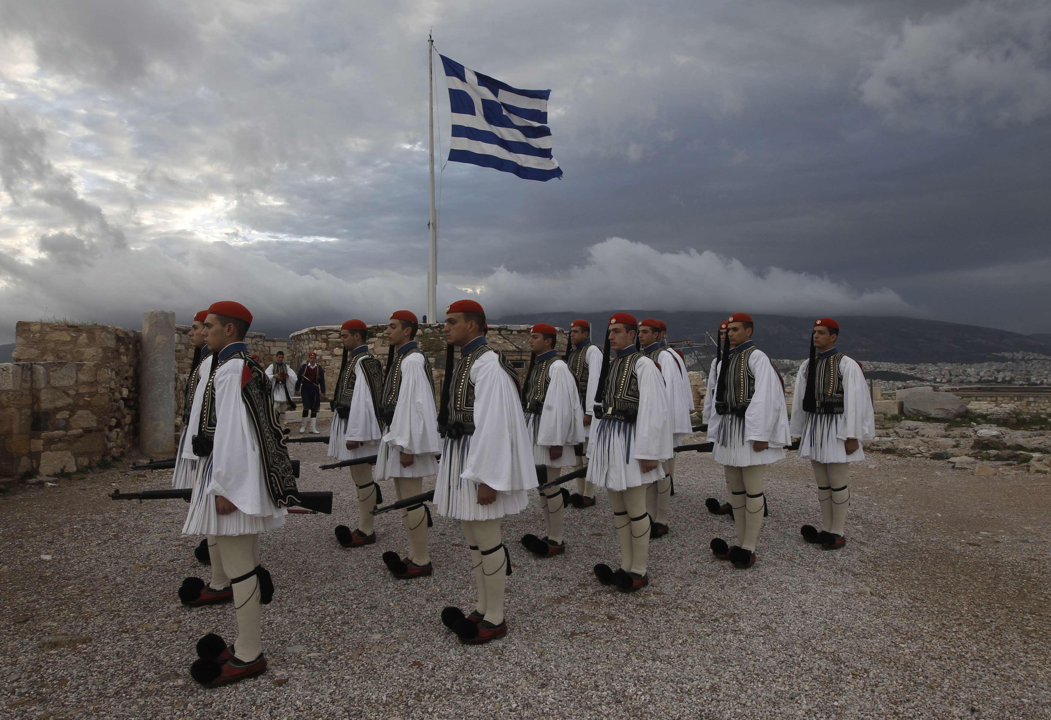 Προεδρική Φρουρά: Δείτε από κοντά πώς ντύνονται οι τσολιάδες! - Φωτογραφία 3