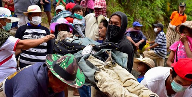 ΜΑΚΑΒΡΙΟ: Στην Ινδονησία κάθε 3 χρόνια ΞΕΘΑΒΟΥΝ τους πεθαμένους για να... [photos+video] - Φωτογραφία 3