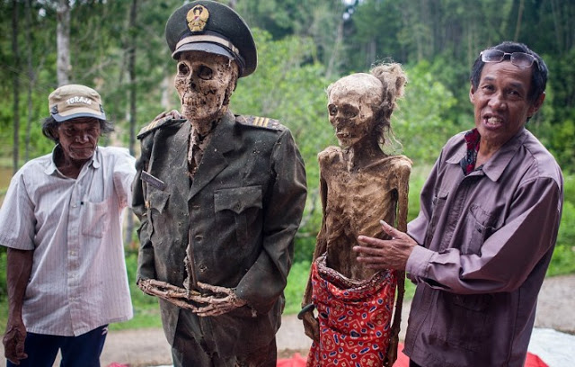ΜΑΚΑΒΡΙΟ: Στην Ινδονησία κάθε 3 χρόνια ΞΕΘΑΒΟΥΝ τους πεθαμένους για να... [photos+video] - Φωτογραφία 5