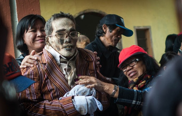 ΜΑΚΑΒΡΙΟ: Στην Ινδονησία κάθε 3 χρόνια ΞΕΘΑΒΟΥΝ τους πεθαμένους για να... [photos+video] - Φωτογραφία 6