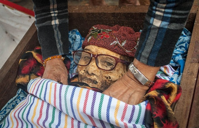 ΜΑΚΑΒΡΙΟ: Στην Ινδονησία κάθε 3 χρόνια ΞΕΘΑΒΟΥΝ τους πεθαμένους για να... [photos+video] - Φωτογραφία 8