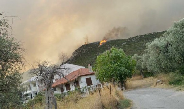 Παραδομένη στις φλόγες η Θάσος – Κάηκαν σπίτια και επιχειρήσεις - Φωτογραφία 1