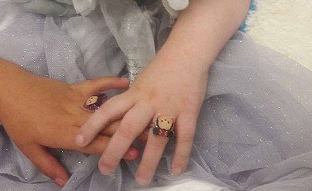 Συγκινητικό: 5χρονη «παντρεύτηκε» τον καλύτερό της φίλο λίγες ώρες πριν το θάνατό της [photos] - Φωτογραφία 2
