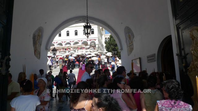 Χιλιάδες προσκυνητές συρρέουν στην Ιερά Νήσο Τήνο - Φωτογραφία 4
