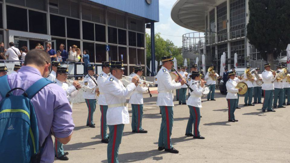 ΞΕΦΤΙΛΑ: Στρατιωτική μπάντα υποδέχεται τον Τσίπρα με ΡΟΚΕΣ - Πόσο πιο πάτος...; [video] - Φωτογραφία 1
