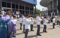 ΞΕΦΤΙΛΑ: Στρατιωτική μπάντα υποδέχεται τον Τσίπρα με ΡΟΚΕΣ - Πόσο πιο πάτος...; [video]