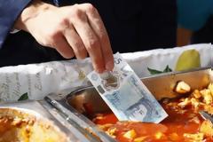Ψώνια με… πλαστικά χαρτονομίσματα σε Αγγλία και Ουαλία