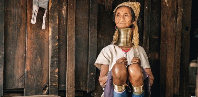 Στη φυλή της Μιανμάρ όπου οι γυναίκες φτιάχνουν λαιμό… καμηλοπάρδαλης (photos) - Φωτογραφία 1
