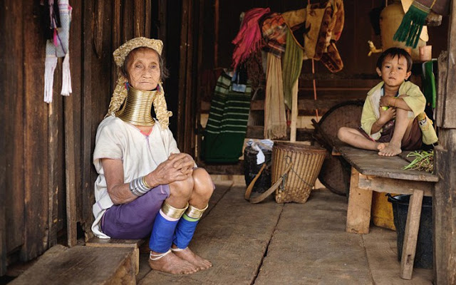 Στη φυλή της Μιανμάρ όπου οι γυναίκες φτιάχνουν λαιμό… καμηλοπάρδαλης (photos) - Φωτογραφία 7