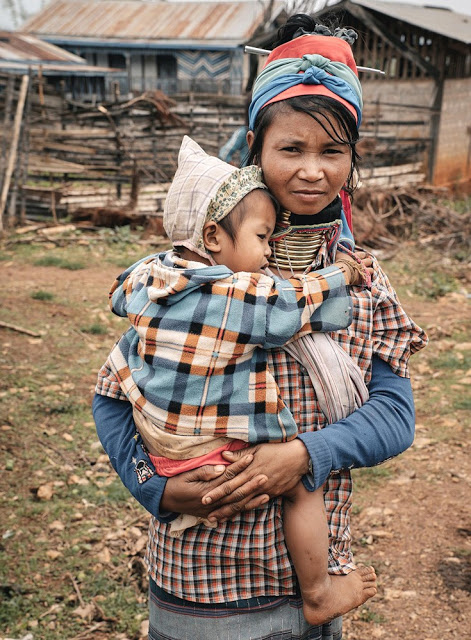 Στη φυλή της Μιανμάρ όπου οι γυναίκες φτιάχνουν λαιμό… καμηλοπάρδαλης (photos) - Φωτογραφία 8