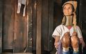 Στη φυλή της Μιανμάρ όπου οι γυναίκες φτιάχνουν λαιμό… καμηλοπάρδαλης (photos) - Φωτογραφία 1