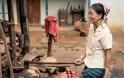 Στη φυλή της Μιανμάρ όπου οι γυναίκες φτιάχνουν λαιμό… καμηλοπάρδαλης (photos) - Φωτογραφία 3