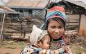 Στη φυλή της Μιανμάρ όπου οι γυναίκες φτιάχνουν λαιμό… καμηλοπάρδαλης (photos) - Φωτογραφία 8