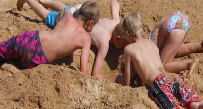 Έπαιζαν στην Παραλία και έθαψαν για πλάκα τον Φίλο τους μέσα στην Άμμο. Δεν ήξεραν όμως ότι αυτό θα είχε τραγική κατάληξη... - Φωτογραφία 1