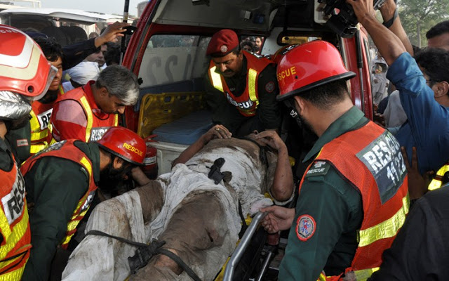Πανικός στο Πακιστάν! Ταχεία προσέκρουσε σε σταθμευμένο φορτηγό τρένο - 6 νεκροί - Φωτογραφία 4