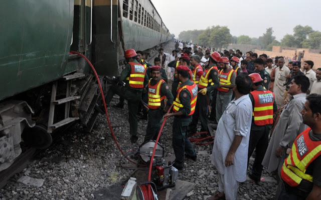 Πανικός στο Πακιστάν! Ταχεία προσέκρουσε σε σταθμευμένο φορτηγό τρένο - 6 νεκροί - Φωτογραφία 5