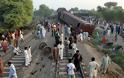 Πανικός στο Πακιστάν! Ταχεία προσέκρουσε σε σταθμευμένο φορτηγό τρένο - 6 νεκροί - Φωτογραφία 1