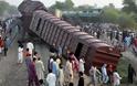 Πανικός στο Πακιστάν! Ταχεία προσέκρουσε σε σταθμευμένο φορτηγό τρένο - 6 νεκροί - Φωτογραφία 3