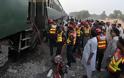 Πανικός στο Πακιστάν! Ταχεία προσέκρουσε σε σταθμευμένο φορτηγό τρένο - 6 νεκροί - Φωτογραφία 5