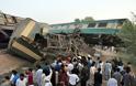 Πανικός στο Πακιστάν! Ταχεία προσέκρουσε σε σταθμευμένο φορτηγό τρένο - 6 νεκροί - Φωτογραφία 6