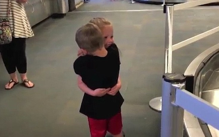 Θα λιώσετε! Η ατελείωτη αγκαλιά δύο μικρών παιδιών που  είχαν να ιδωθούν πάνω από ένα χρόνο - Φωτογραφία 1