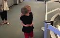 Θα λιώσετε! Η ατελείωτη αγκαλιά δύο μικρών παιδιών που  είχαν να ιδωθούν πάνω από ένα χρόνο - Φωτογραφία 1