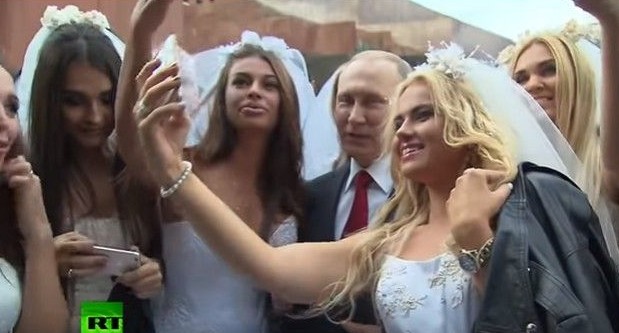 Ο Πούτιν έβγαλε σέλφι με νύφες στην Κόκκινη Πλατεία - Φωτογραφία 1