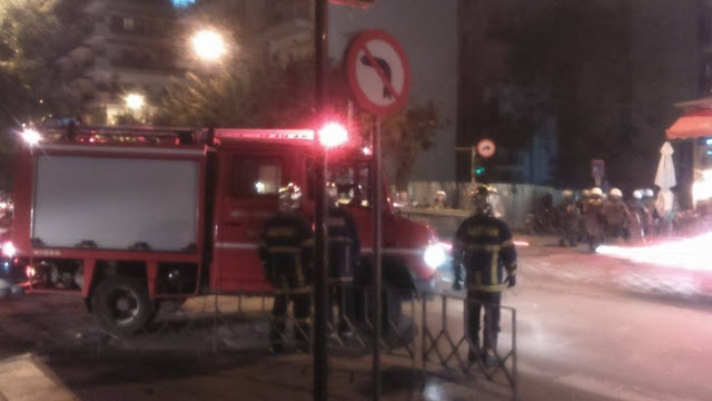 Μολότοφ και δακρυγόνα στην πορεία στο κέντρο της Θεσσαλονίκης [photos] - Φωτογραφία 4