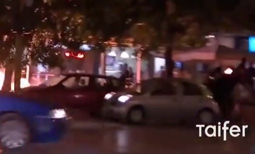 Βίντεο: Μολότοφ σκάνε ανάμεσα σε περαστικούς στη Θεσσαλονίκη - Φωτογραφία 1
