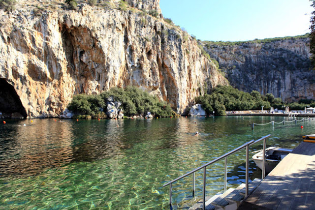 5 λόγοι για να κάνεις την τελευταία ζεστή βουτιά του Σεπτεμβρίου στη λίμνη Βουλιαγμένης - Φωτογραφία 2