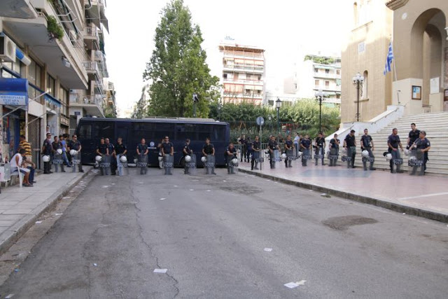 Σε εξέλιξη αντιφασιστική συγκέντρωση στον Αγ. Παντελεήμονα - Φωτογραφία 4