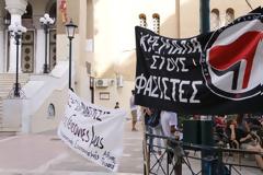 Σε εξέλιξη αντιφασιστική συγκέντρωση στον Αγ. Παντελεήμονα