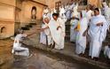 Η πόλη που εξορίζονται οι χήρες της Ινδίας για να πεθάνουν - Φωτογραφία 2