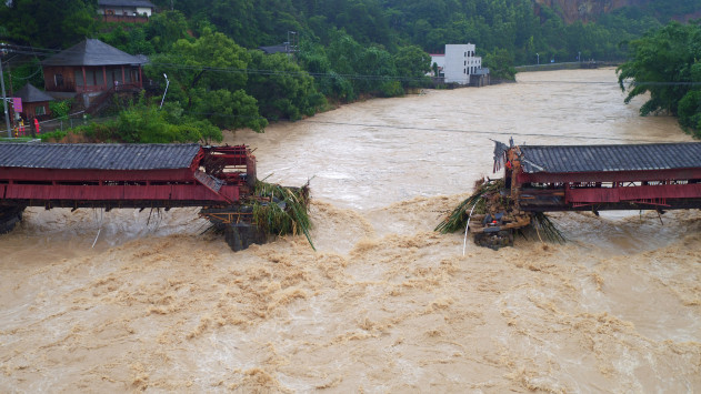 Φονικές πλημμύρες στην Κίνα - Λάσπες έθαψαν ανθρώπους και σπίτια - Φωτογραφία 1