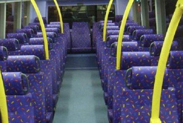 Το μυστήριο λύθηκε! Για αυτό τα καθίσματα των λεωφορείων έχουν αυτά τα περίεργα καλύμματα... - Φωτογραφία 1