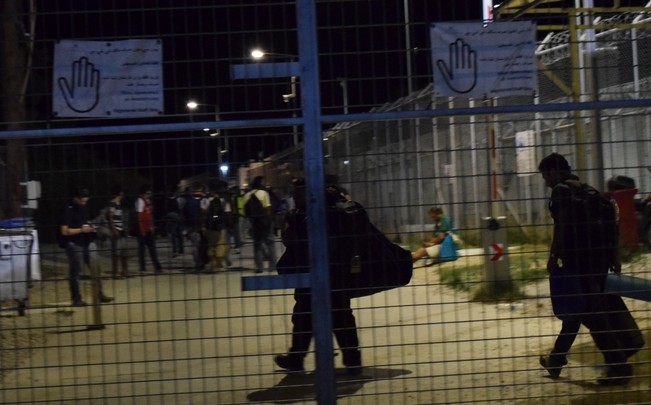 Νύχτα “κόλασης” στην Μόρια - Κάηκε το μισό hot spot - Μετανάστες διέφυγαν στην Μυτιλήνη [video] - Φωτογραφία 1