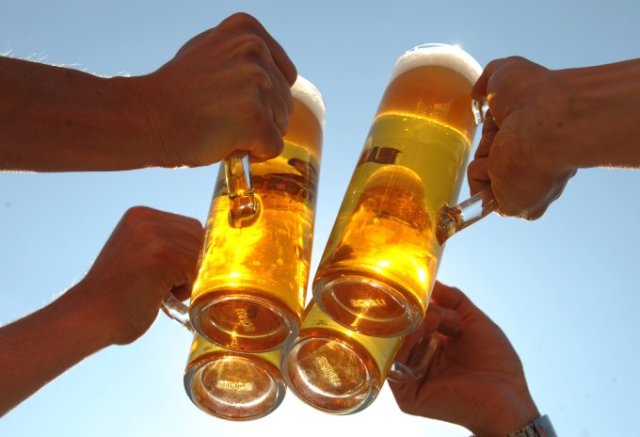 Ένα ποτήρι μπύρα σας κάνει πιο... κοινωνικούς - Φωτογραφία 1