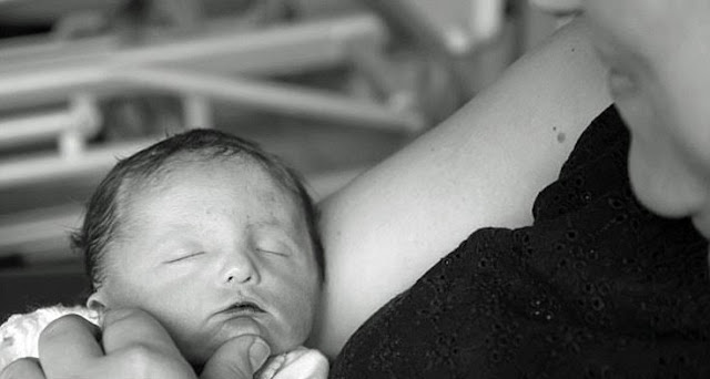 ΡΑΓΙΖΟΥΝ ΚΑΡΔΙΕΣ οι πενθούντες γονείς με το νεκρό νεογέννητο μωρό στην αγκαλιά τους... - Φωτογραφία 2