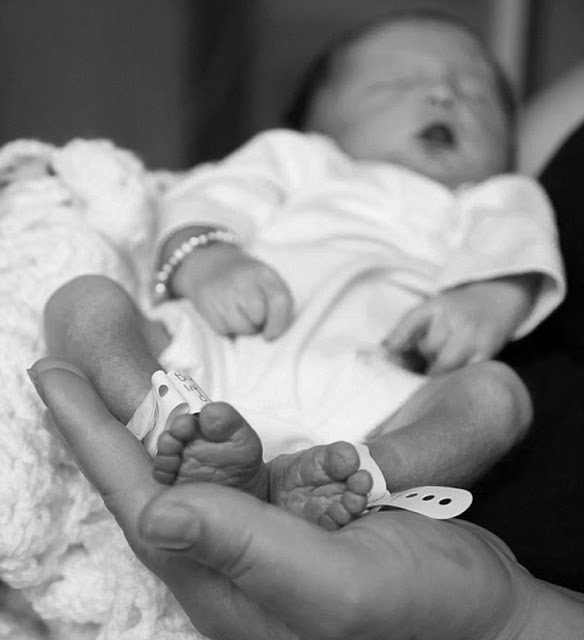 ΡΑΓΙΖΟΥΝ ΚΑΡΔΙΕΣ οι πενθούντες γονείς με το νεκρό νεογέννητο μωρό στην αγκαλιά τους... - Φωτογραφία 7