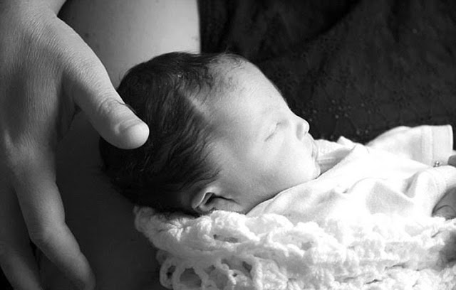 ΡΑΓΙΖΟΥΝ ΚΑΡΔΙΕΣ οι πενθούντες γονείς με το νεκρό νεογέννητο μωρό στην αγκαλιά τους... - Φωτογραφία 8