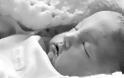 ΡΑΓΙΖΟΥΝ ΚΑΡΔΙΕΣ οι πενθούντες γονείς με το νεκρό νεογέννητο μωρό στην αγκαλιά τους... - Φωτογραφία 4