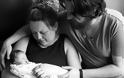 ΡΑΓΙΖΟΥΝ ΚΑΡΔΙΕΣ οι πενθούντες γονείς με το νεκρό νεογέννητο μωρό στην αγκαλιά τους... - Φωτογραφία 6