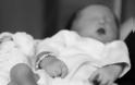 ΡΑΓΙΖΟΥΝ ΚΑΡΔΙΕΣ οι πενθούντες γονείς με το νεκρό νεογέννητο μωρό στην αγκαλιά τους... - Φωτογραφία 7